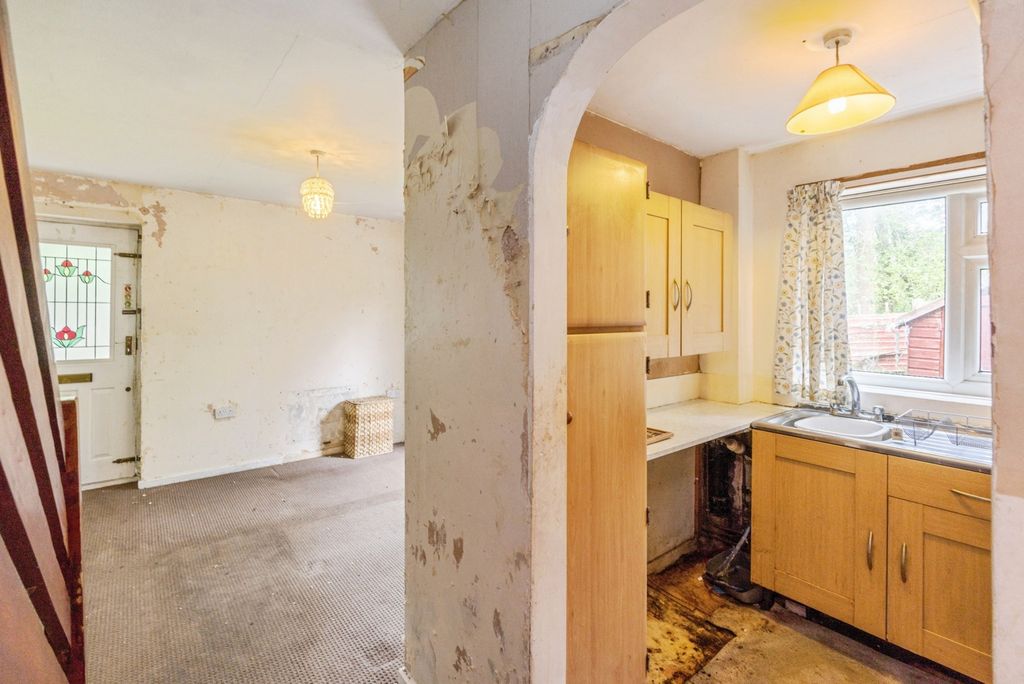 Property photo 3 of 10 Kitchen