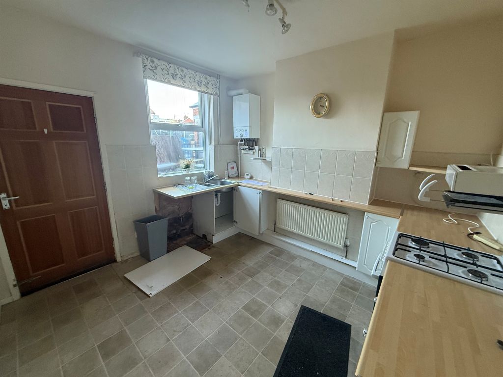 Property photo 3 of 8 Kitchen