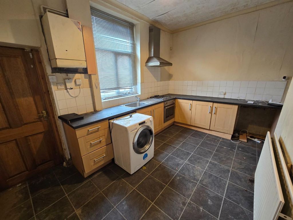 Property photo 3 of 11 Kitchen