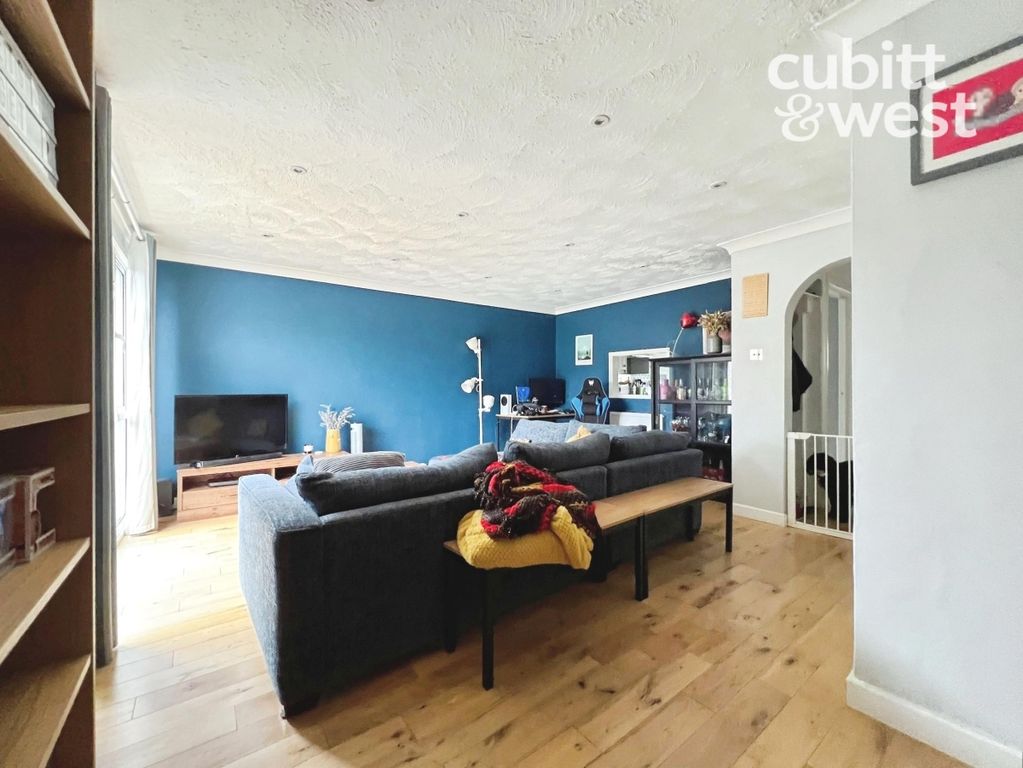 Property photo 3 of 13 Lounge