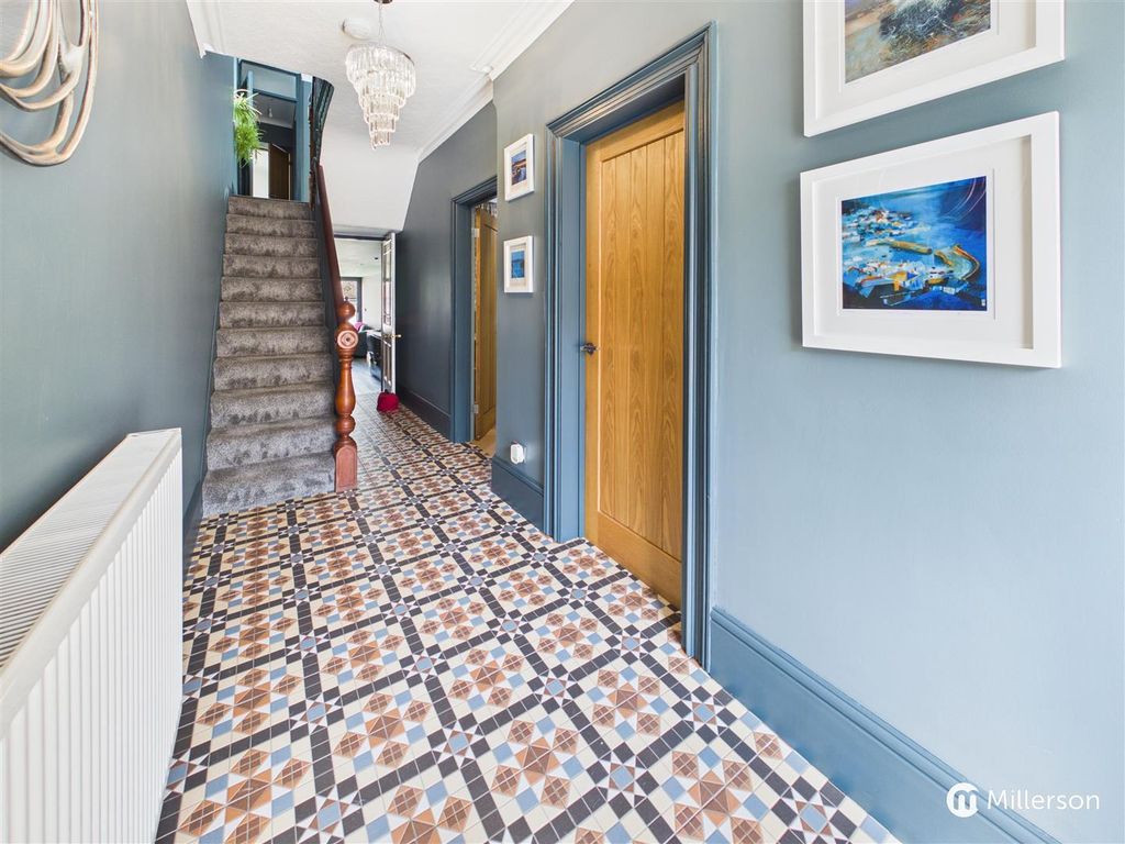 Property photo 3 of 18 Entrance Hall