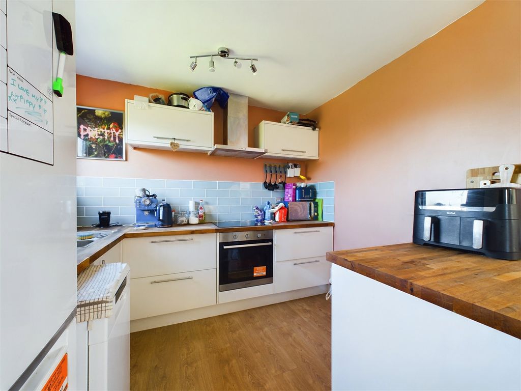 Property photo 3 of 8 Picture No. 27