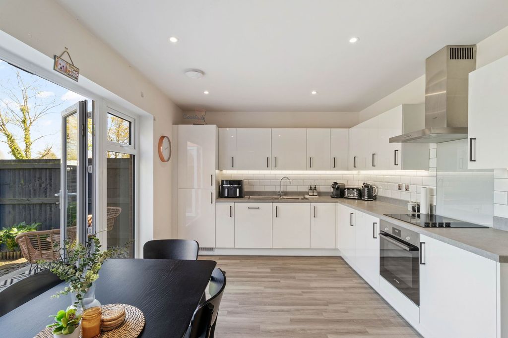 Property photo 3 of 23