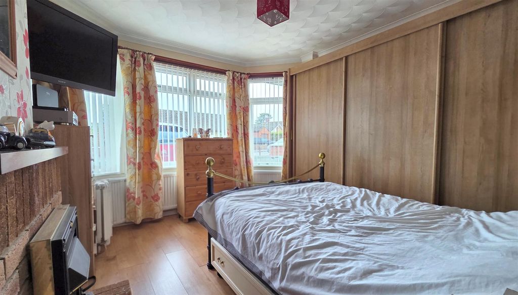 Property photo 3 of 11 Bedroom 1