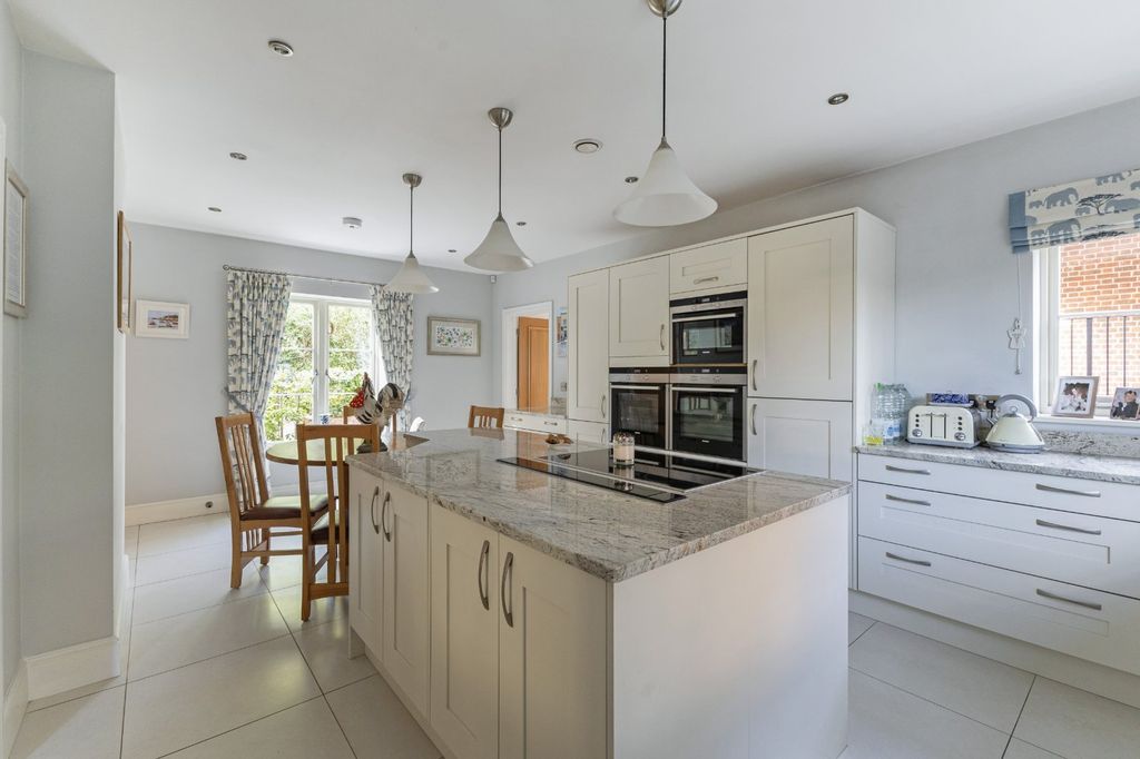 Property photo 2 of 16 Kitchen/Breakfast