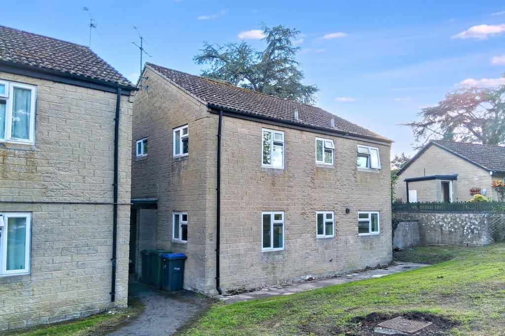 Property photo 1 of 14 33 Cowbridge Crescent, Malmesbury, Wiltshire, Sn16 9Ly