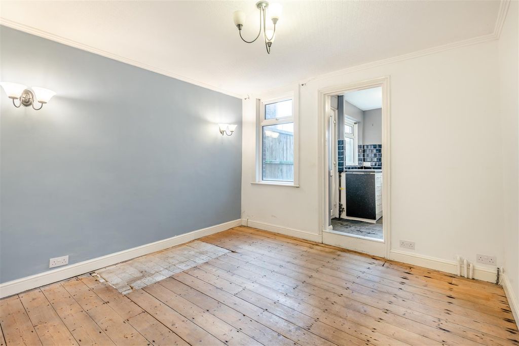 Property photo 3 of 10 8675931-Interior05.Jpg