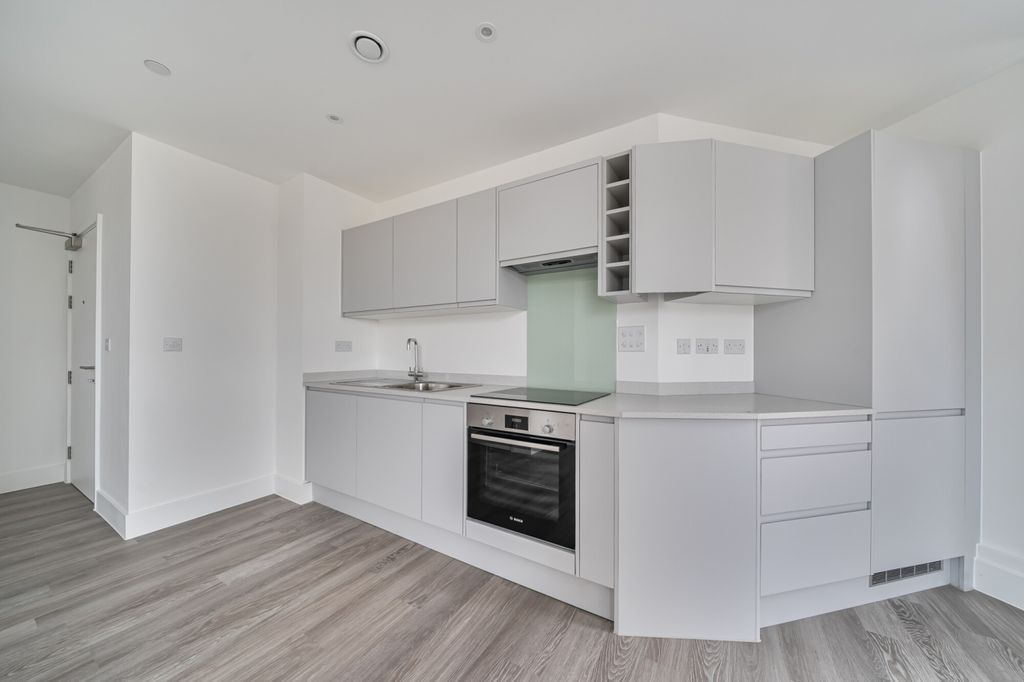 Property photo 1 of 9 -69B1726Ca617E-l-...