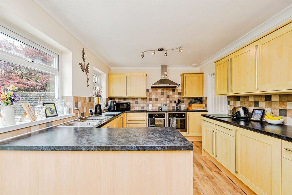 Property photo 3 of 27