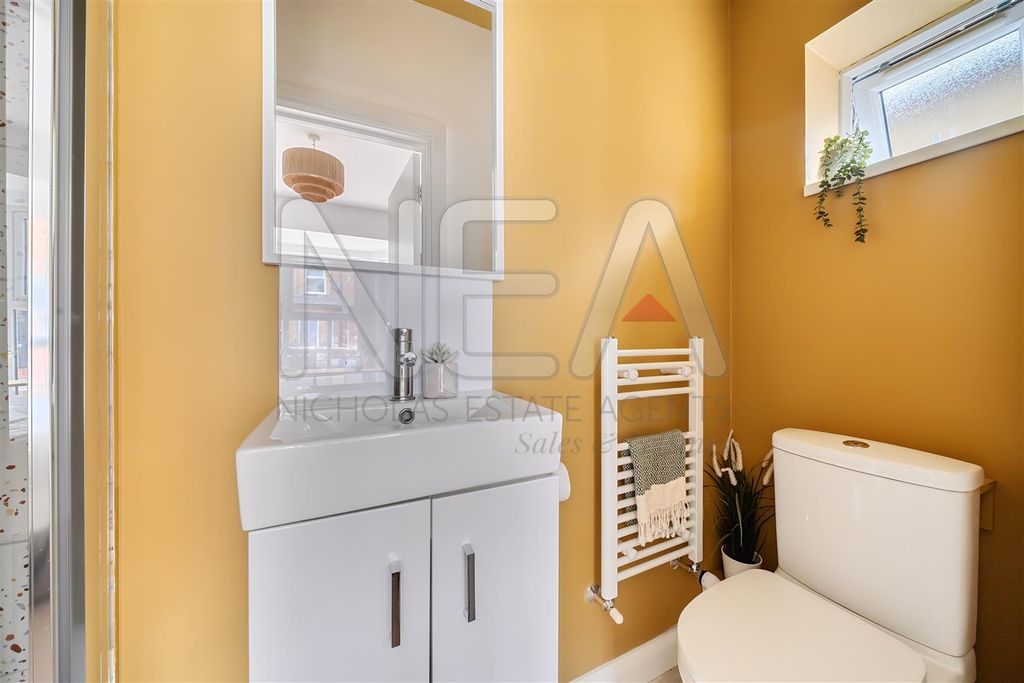 Property photo 3 of 11 Room One En-Suite