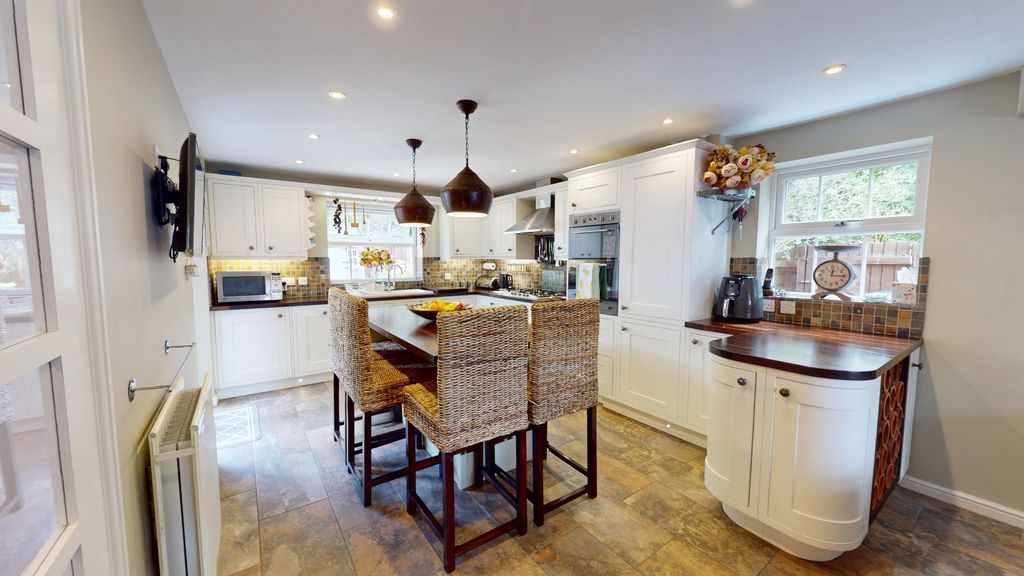 Property photo 2 of 27 4329131