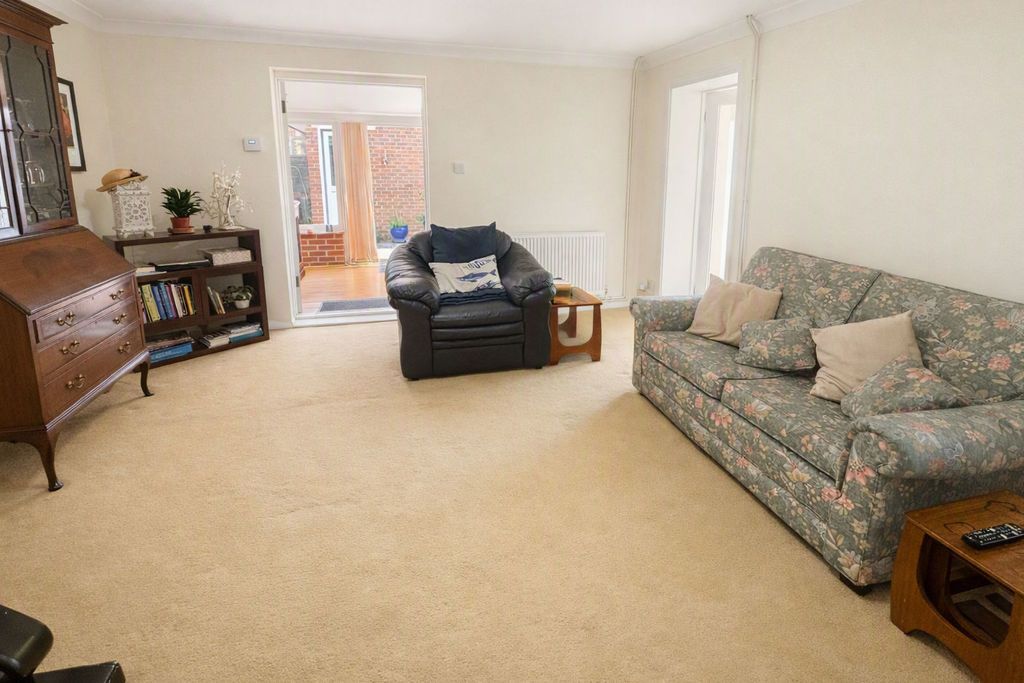 Property photo 3 of 13 Lounge