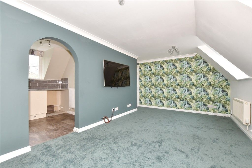 Property photo 3 of 16 Lounge