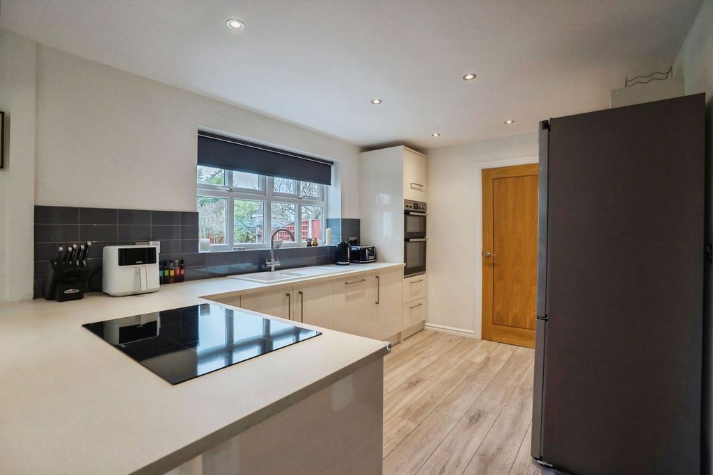 Property photo 2 of 39