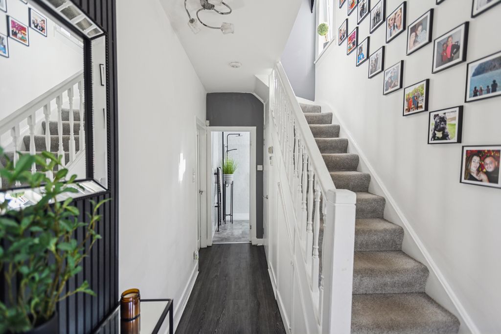 Edinburgh Road, Baillieston, Glasgow G69, bed semi-detached