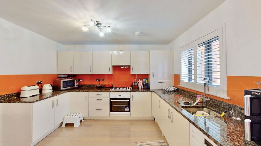 Property photo 2 of 20