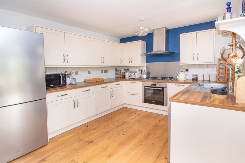 Property photo 3 of 16 Kitchen
