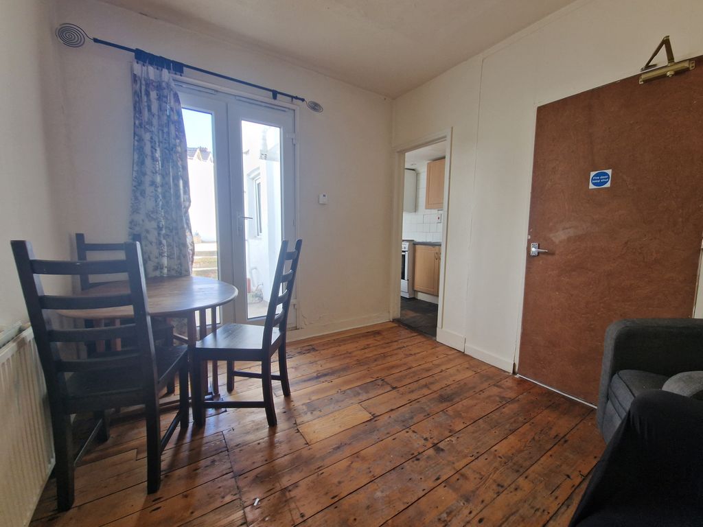 Property photo 3 of 7 Living Room