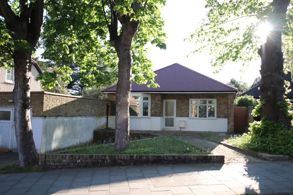 Property photo 1 of 25 3 Bed Semi-Detached Bungalow For Sale Ridgeway Road, Isleworth Tw7
