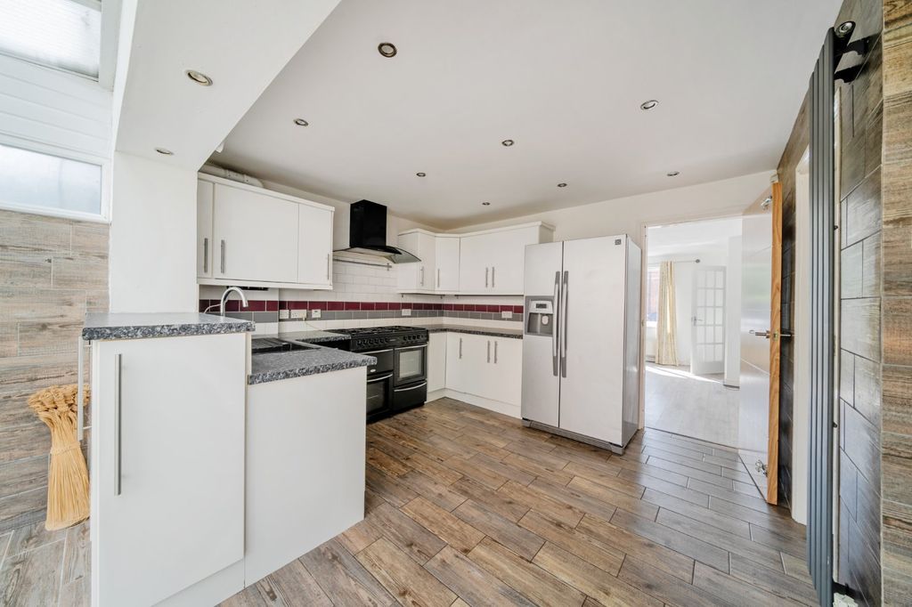 Property photo 3 of 20 Kitchen/Conservatory