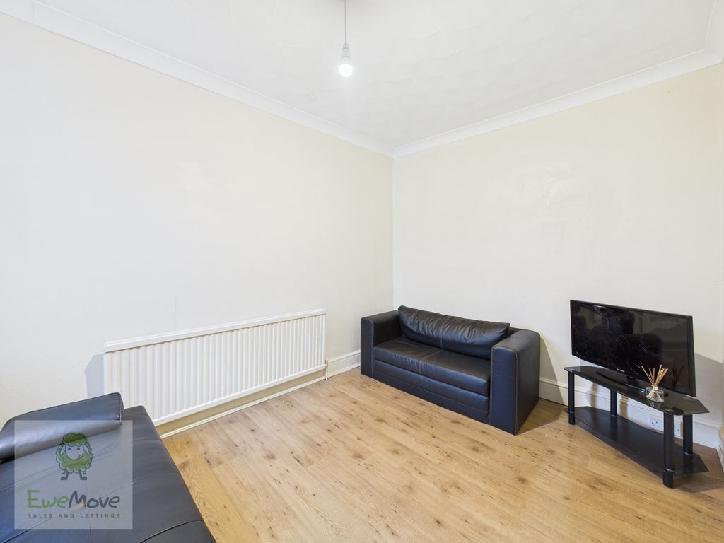 Property photo 3 of 10 Living Room