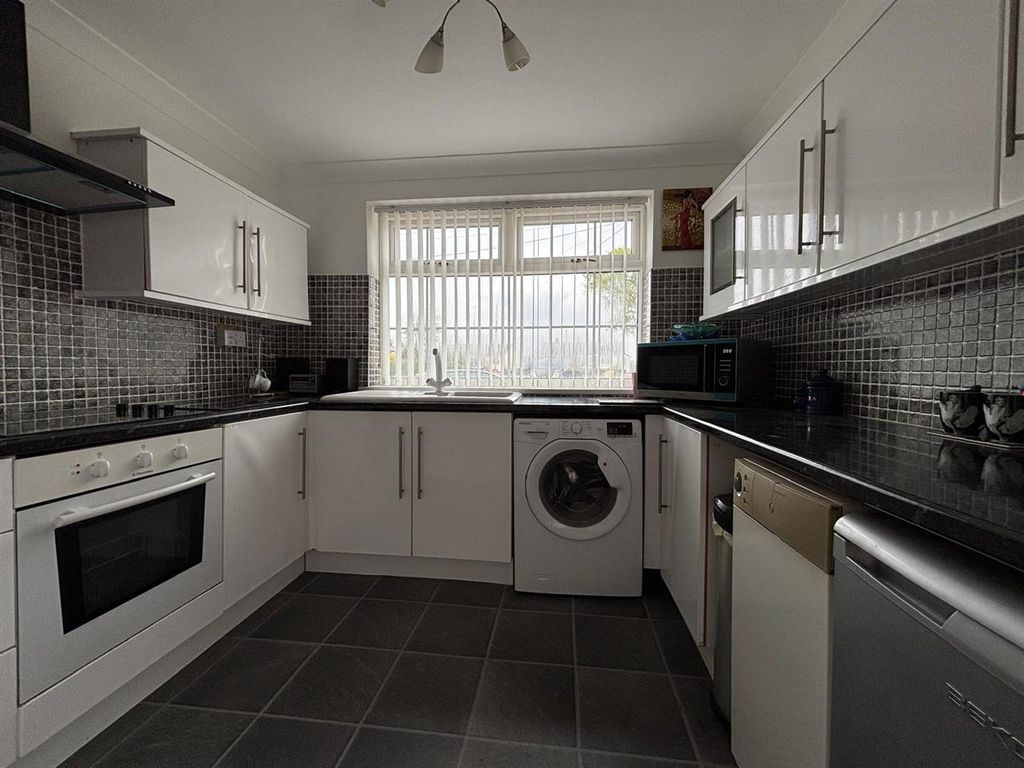 Property photo 3 of 17 Kitchen