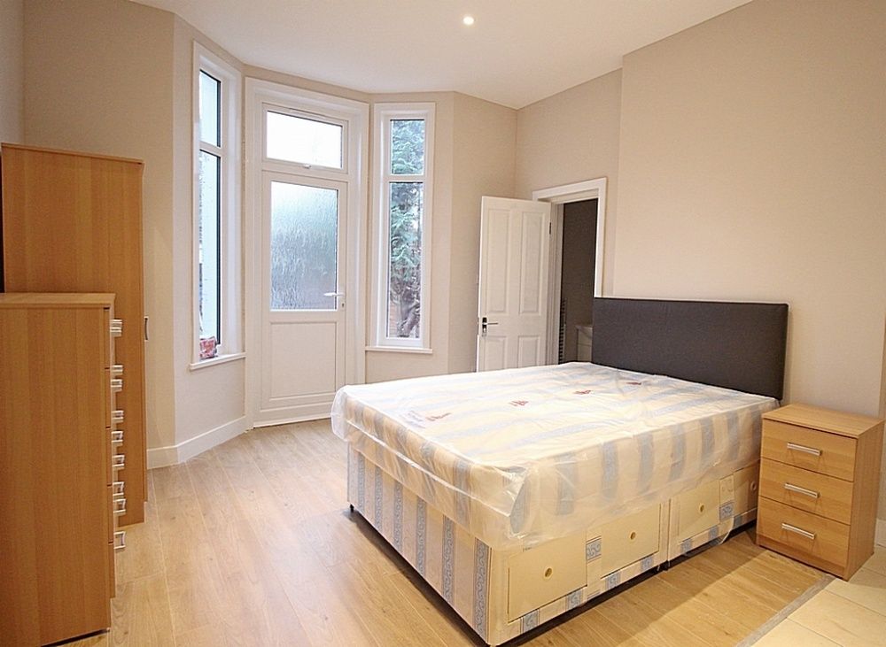 Property photo 1 of 6 Studio Flat To Rent With Garden Lampton Road