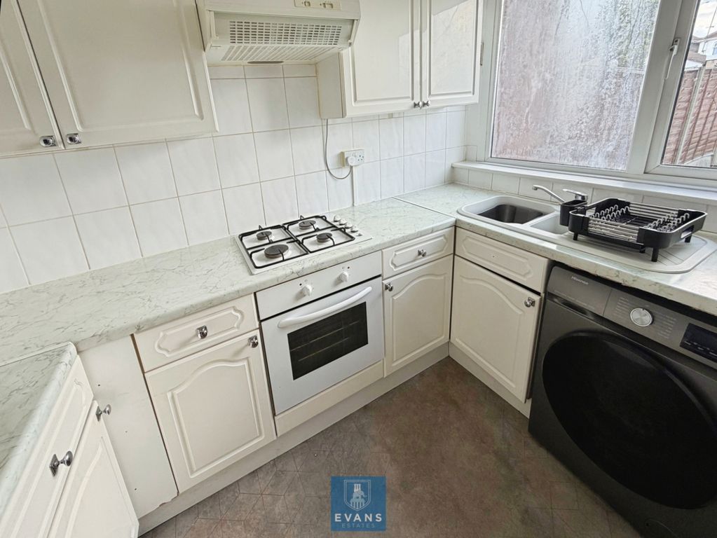 Property photo 3 of 11 Kitchen