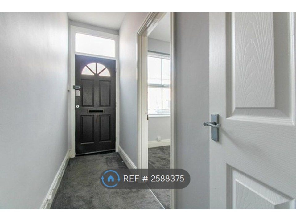 Property photo 3 of 12 Hallway