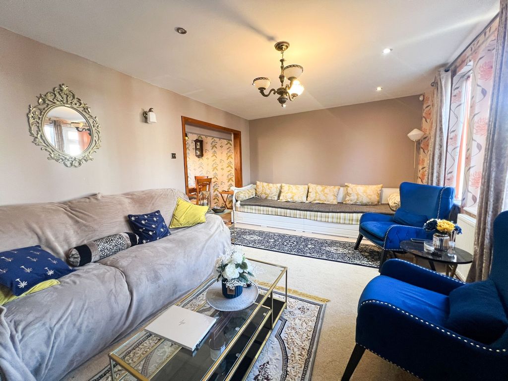 Property photo 1 of 16 Wednesbury Rd Rm3