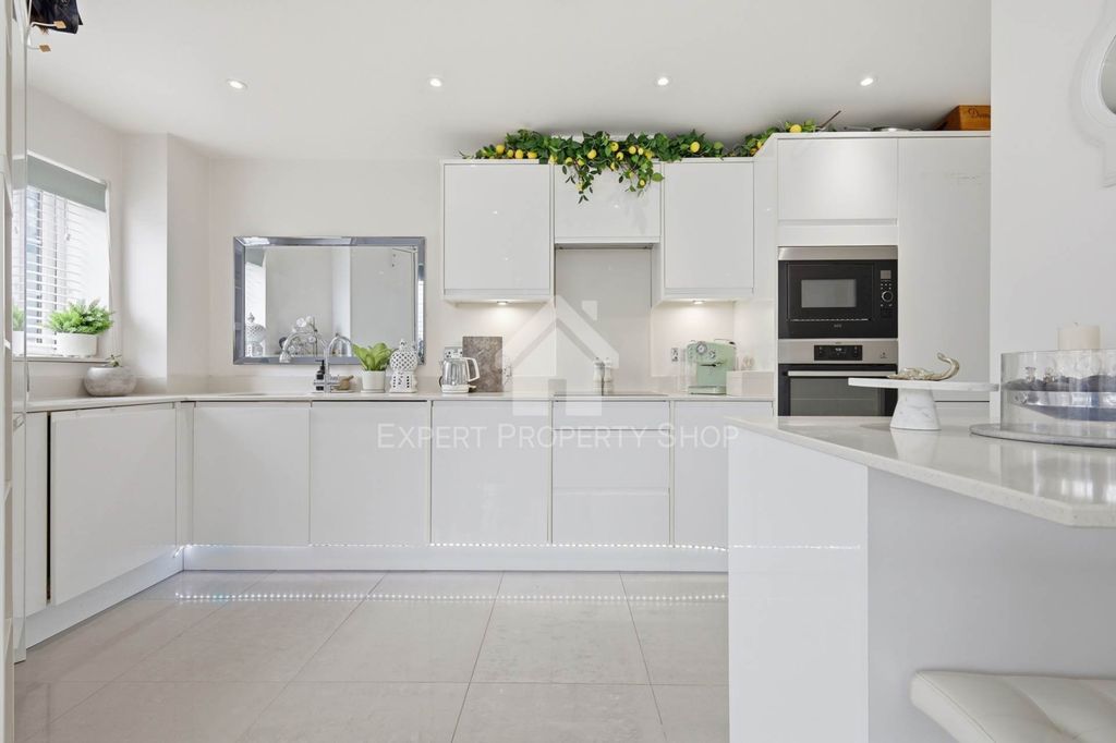 Additional image 7 of 1 bed flat for saleHigh Road, Benfleet SS7