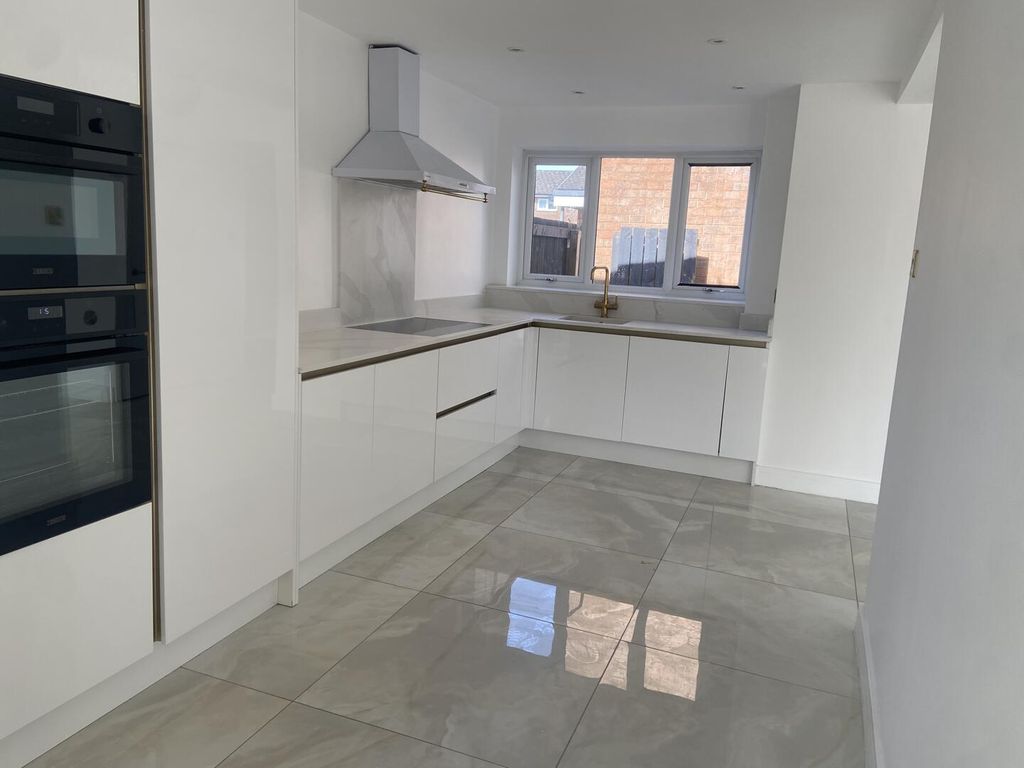 Property photo 3 of 12 Kitchen