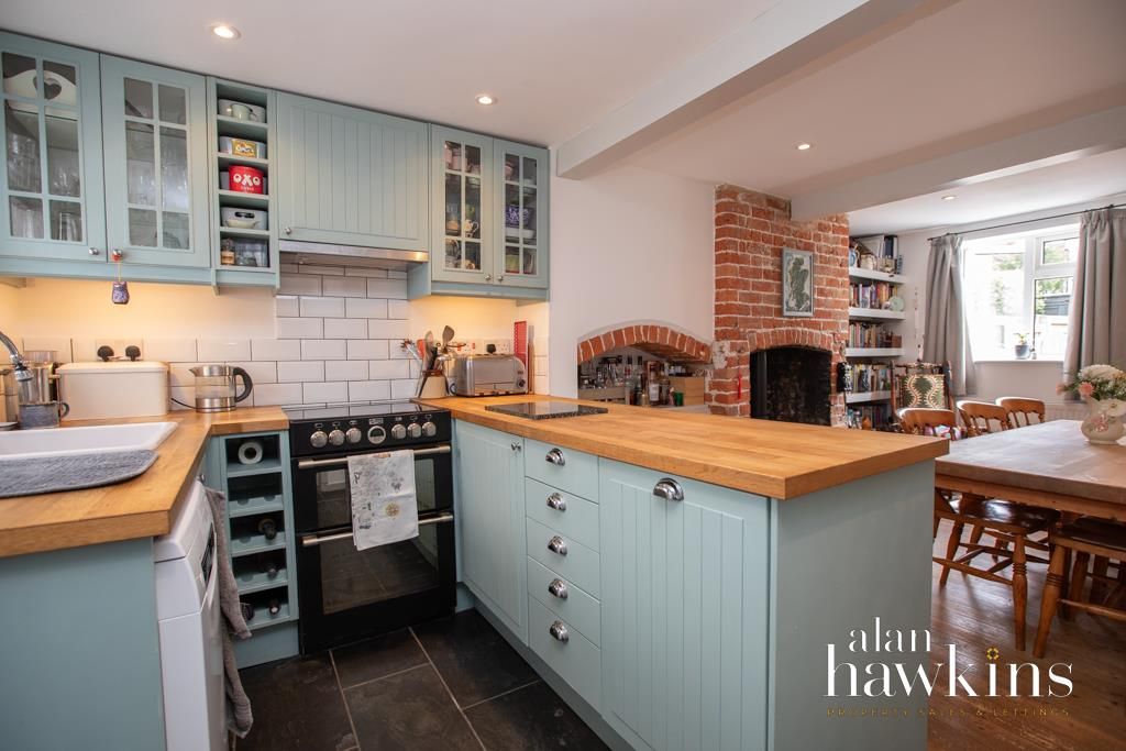 Property photo 3 of 16 Kitchen