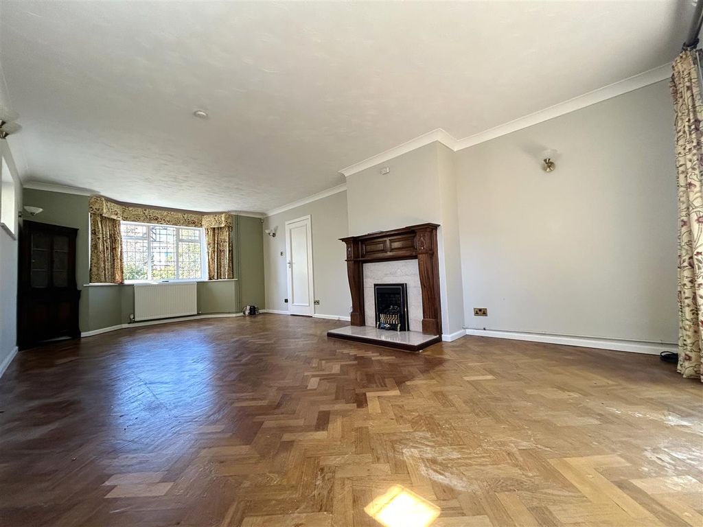 Property photo 2 of 20 Lounge