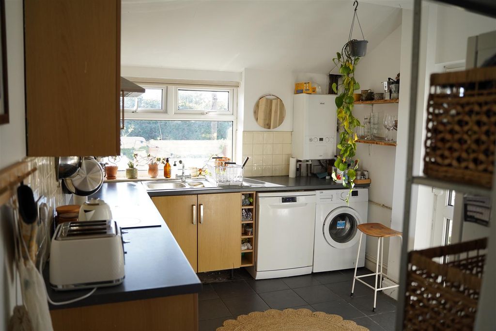 Property photo 3 of 18 Kitchen