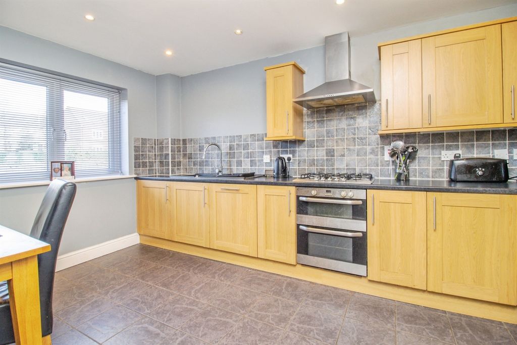 Property photo 2 of 21