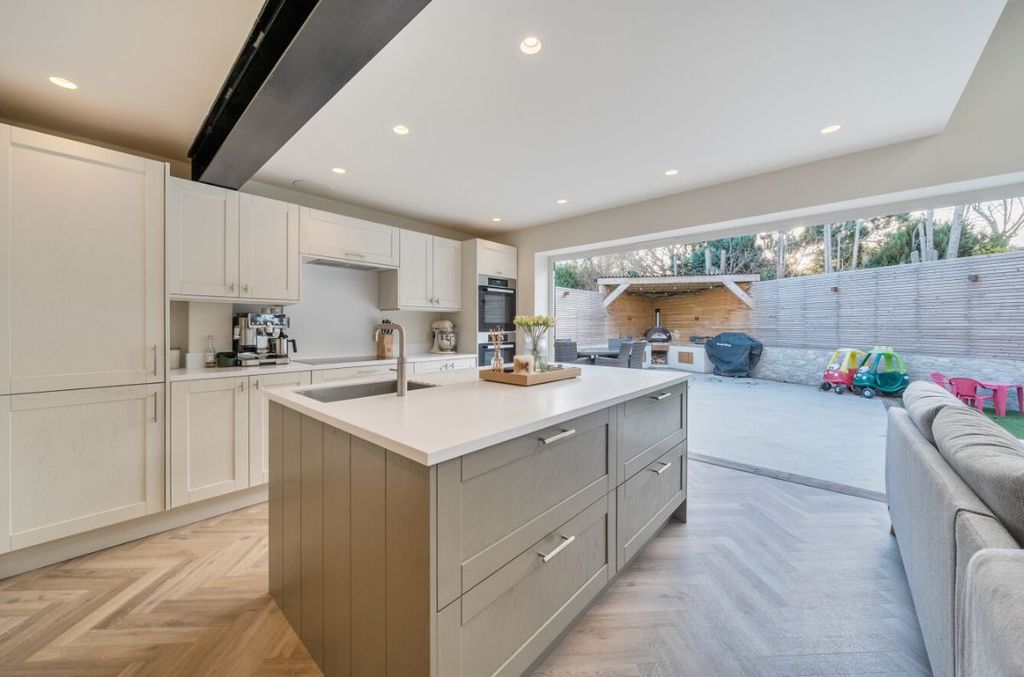 Property photo 2 of 28