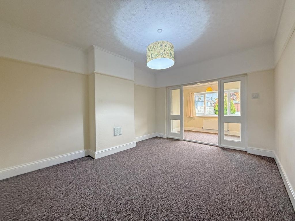 Property photo 2 of 20 Seacroft Road 14 - Lounge Front.Jpg