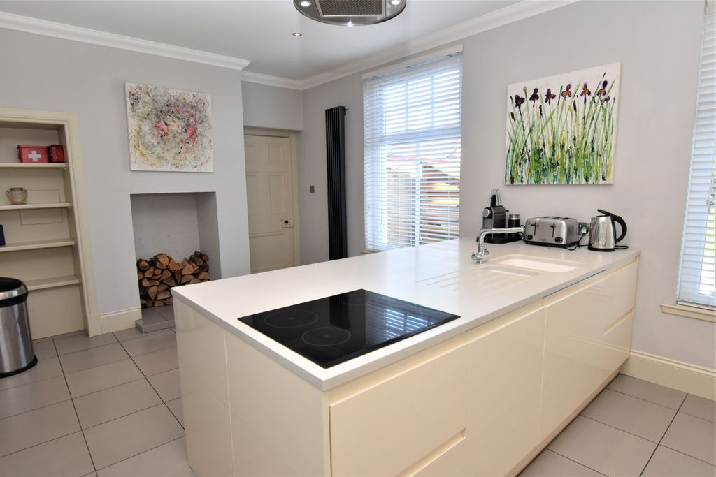 Property photo 2 of 36