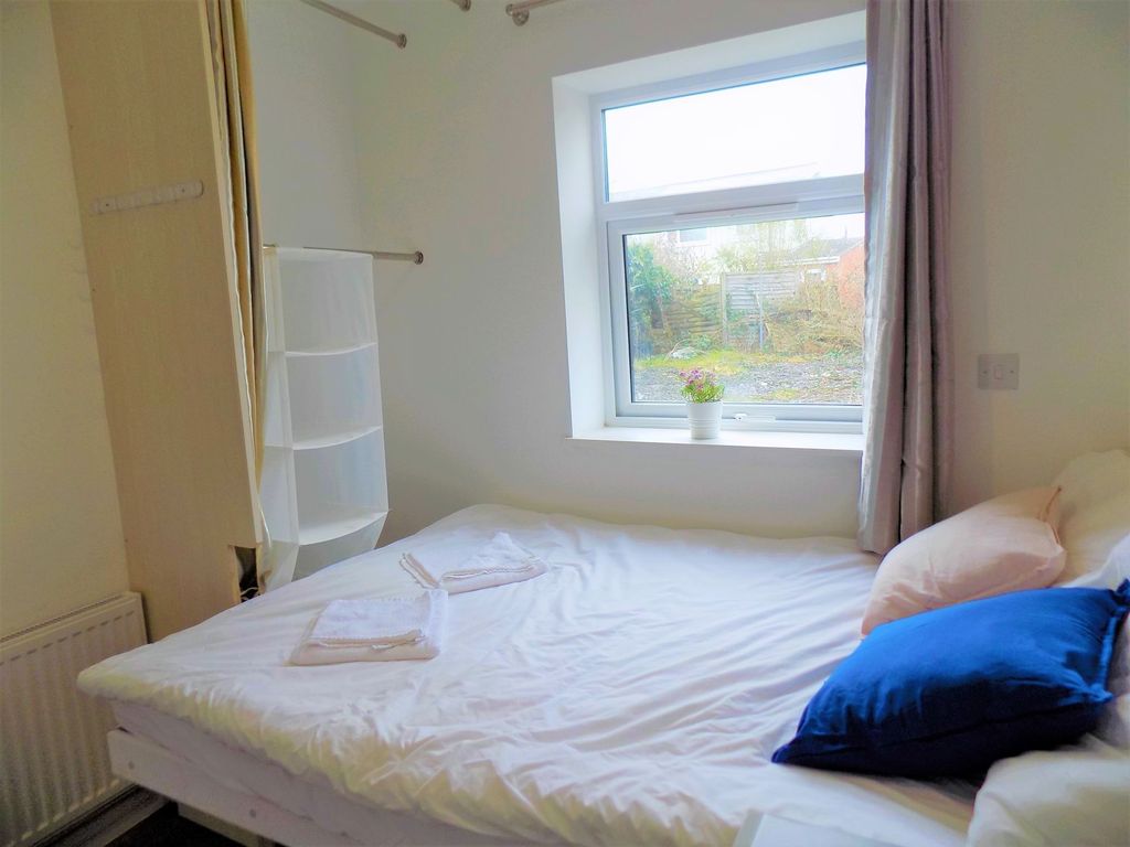 Property photo 3 of 32 A Cozy Double Bedroom Featuring A Comfortable Bed ...