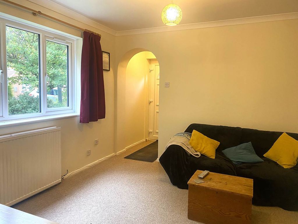 Property photo 3 of 9 Lounge 2