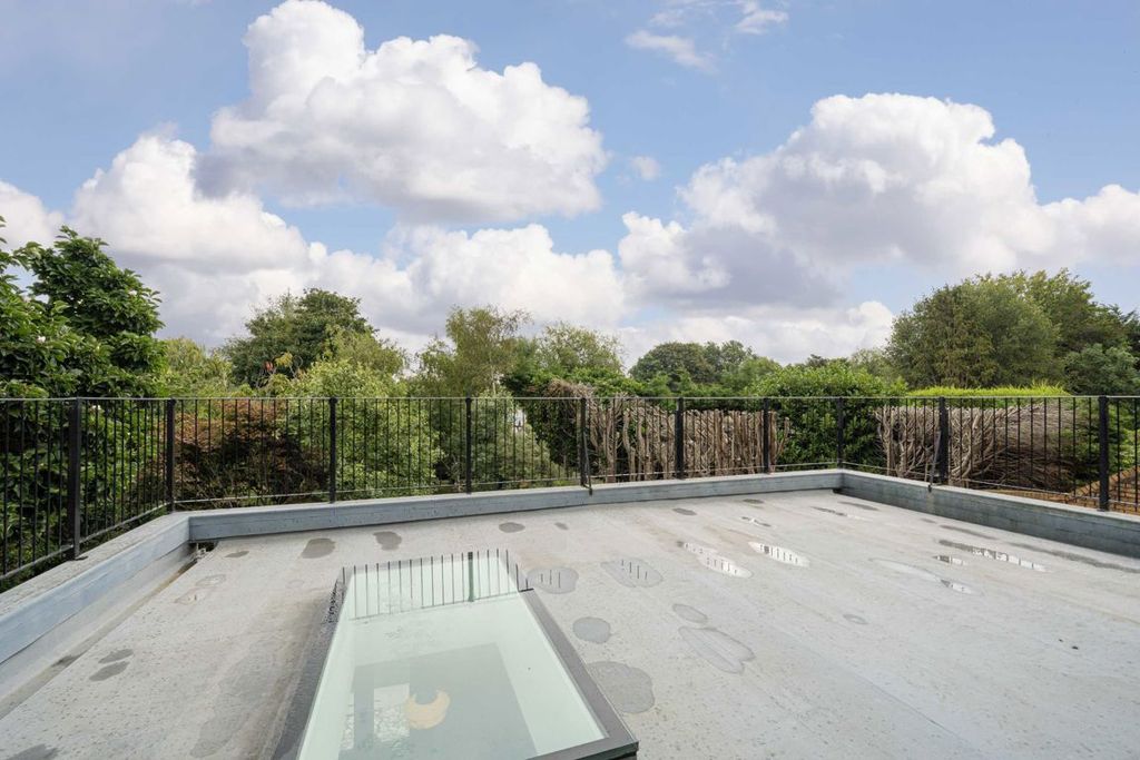 Additional image 7 of 6 bed property for saleUxbridge Road, Hampton TW12