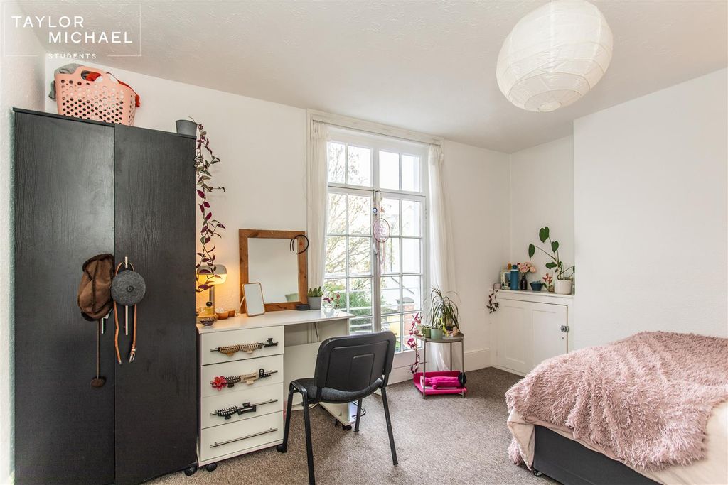 Property photo 2 of 20 Bedroom