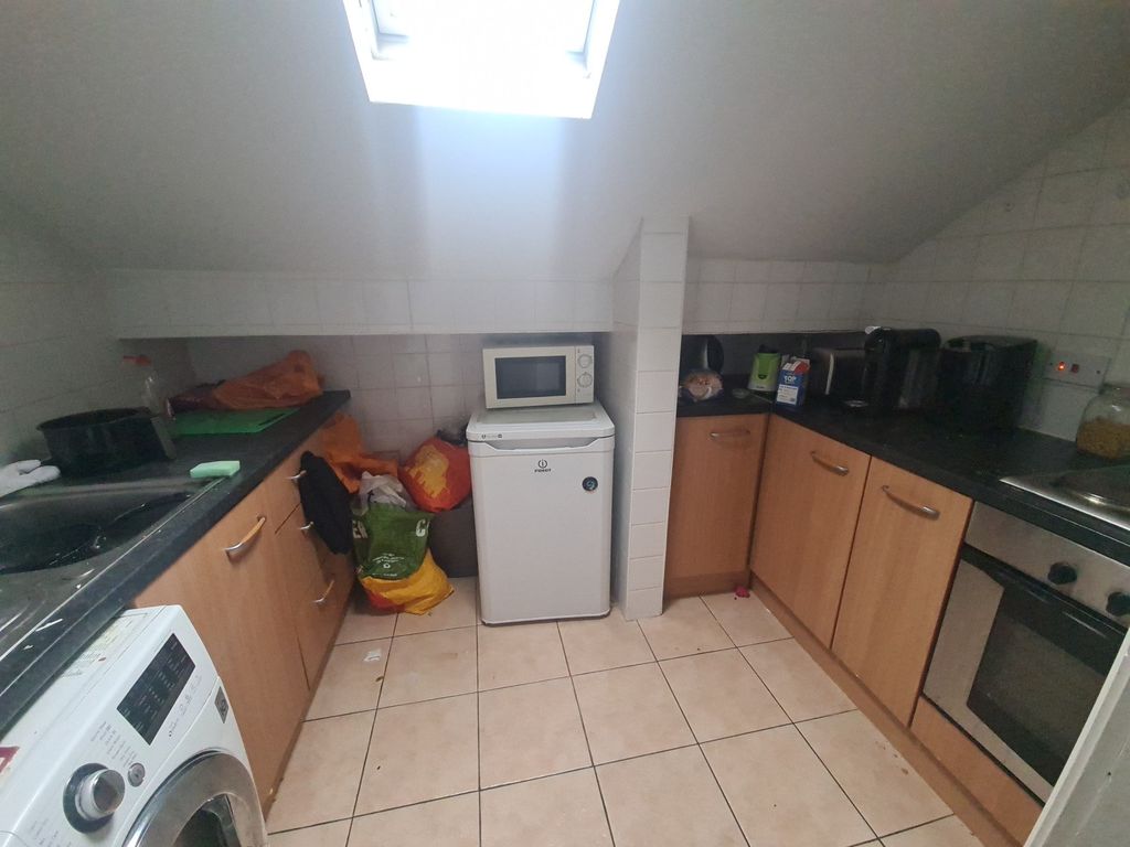 Property photo 2 of 4 A Well-Organized Kitchen With Ample Storage, Featu...