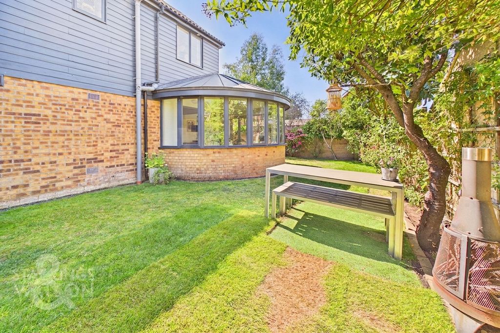 Property photo 2 of 27