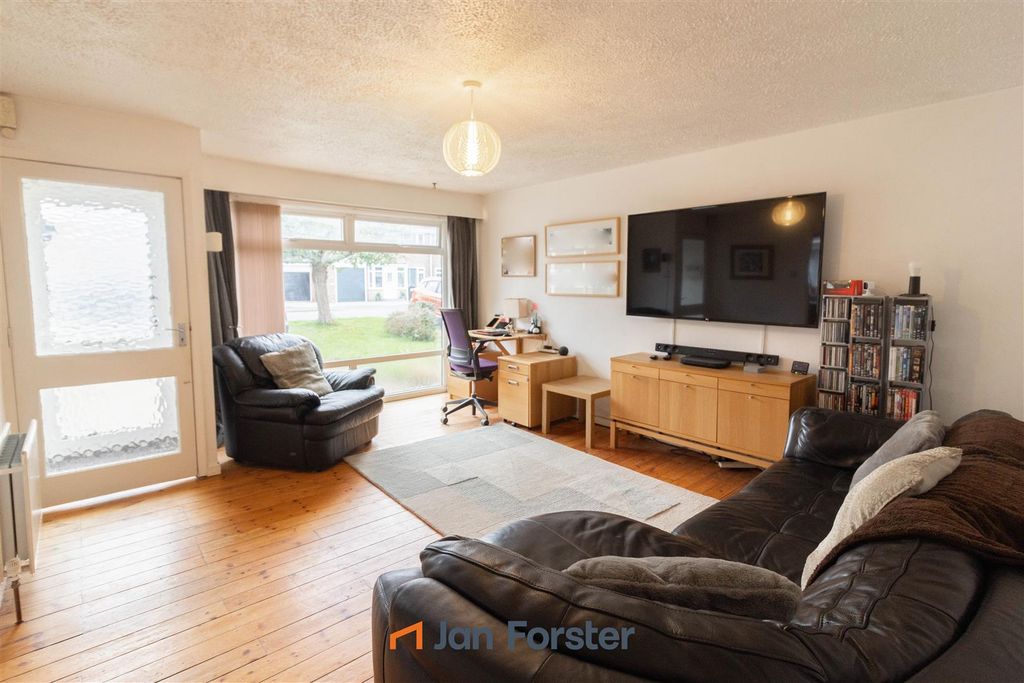 Property photo 2 of 13 Lounge