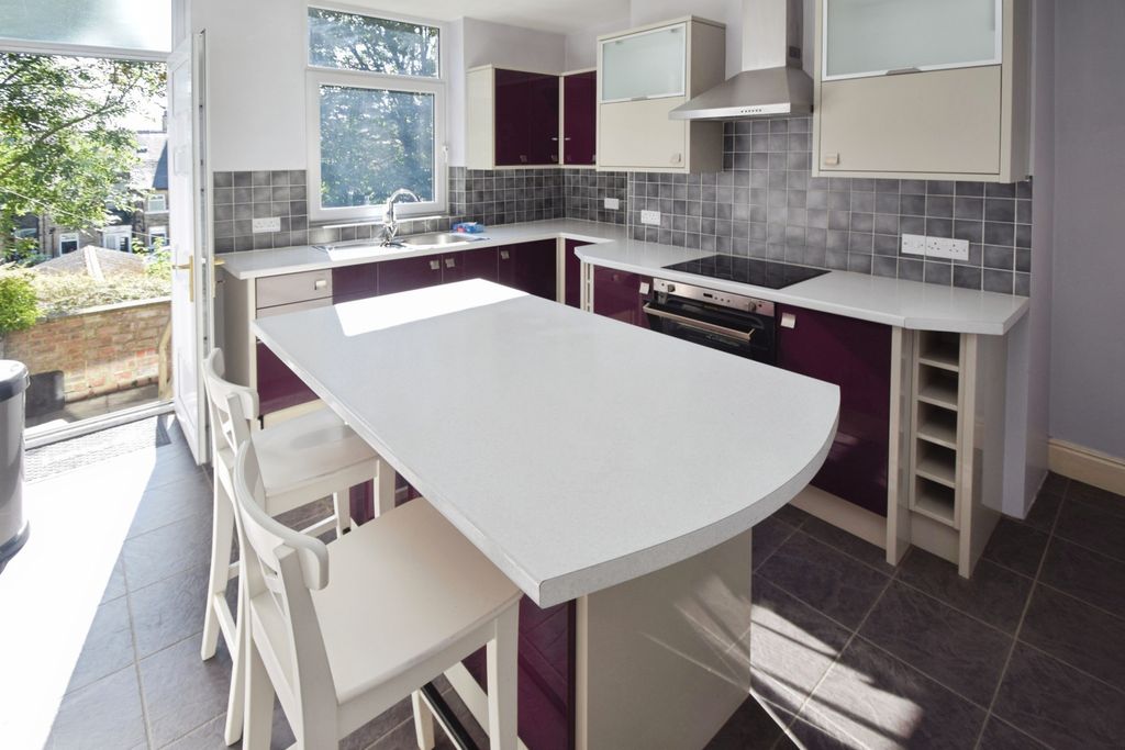 Property photo 2 of 10 92A9F1A4-Kitchen