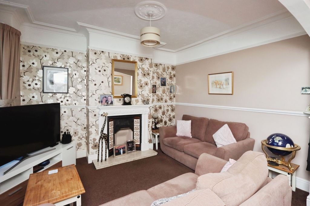 Property photo 2 of 17 Lounge