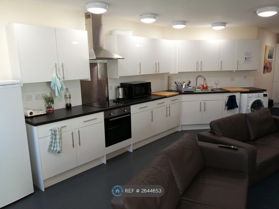 Property photo 2 of 8 Kitchen/Lounge