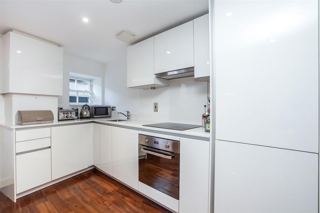 Property photo 3 of 9 Modern White Lacquered Kitchen